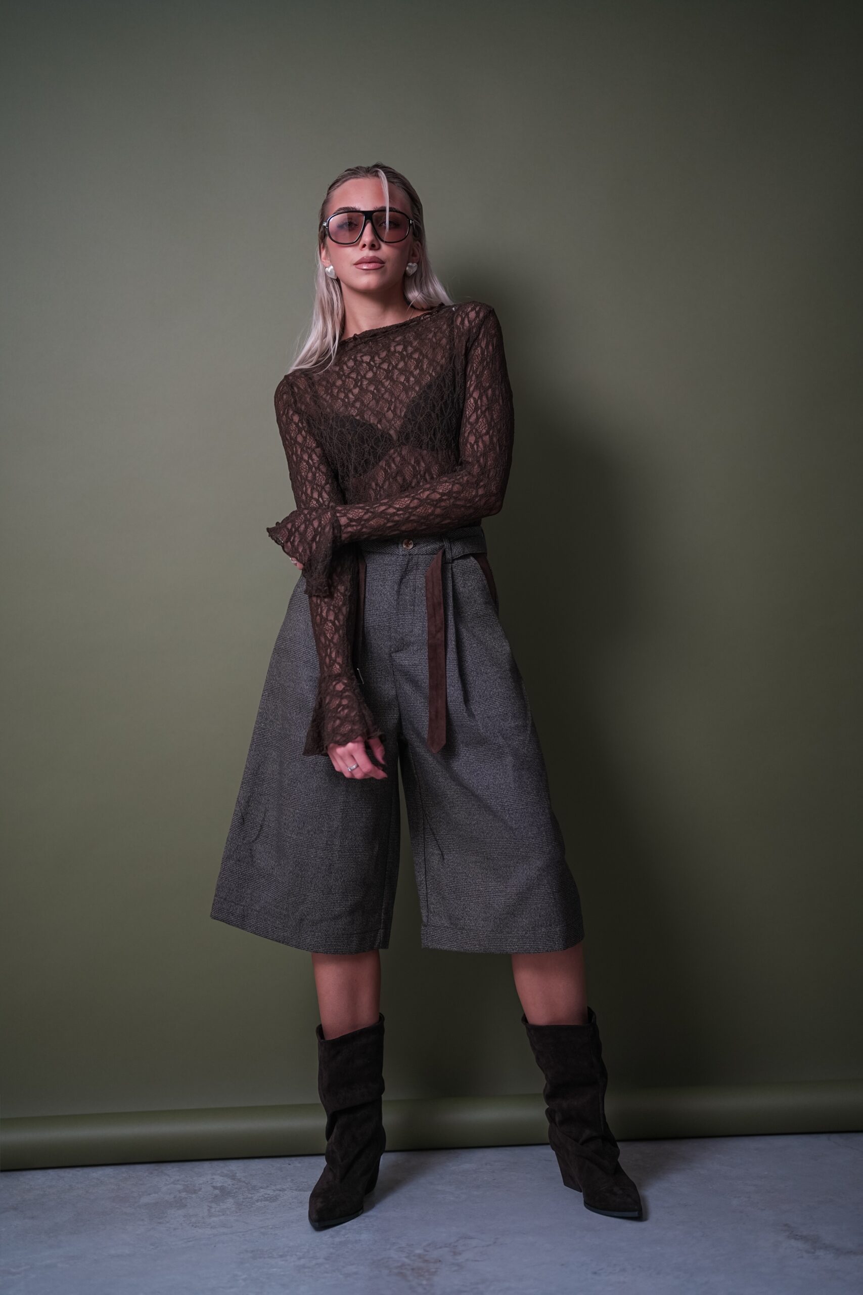 Ażurowa Bluzka z Siatki z Falbankami przy Mankiecie Lace Mesh Czekoladowa
