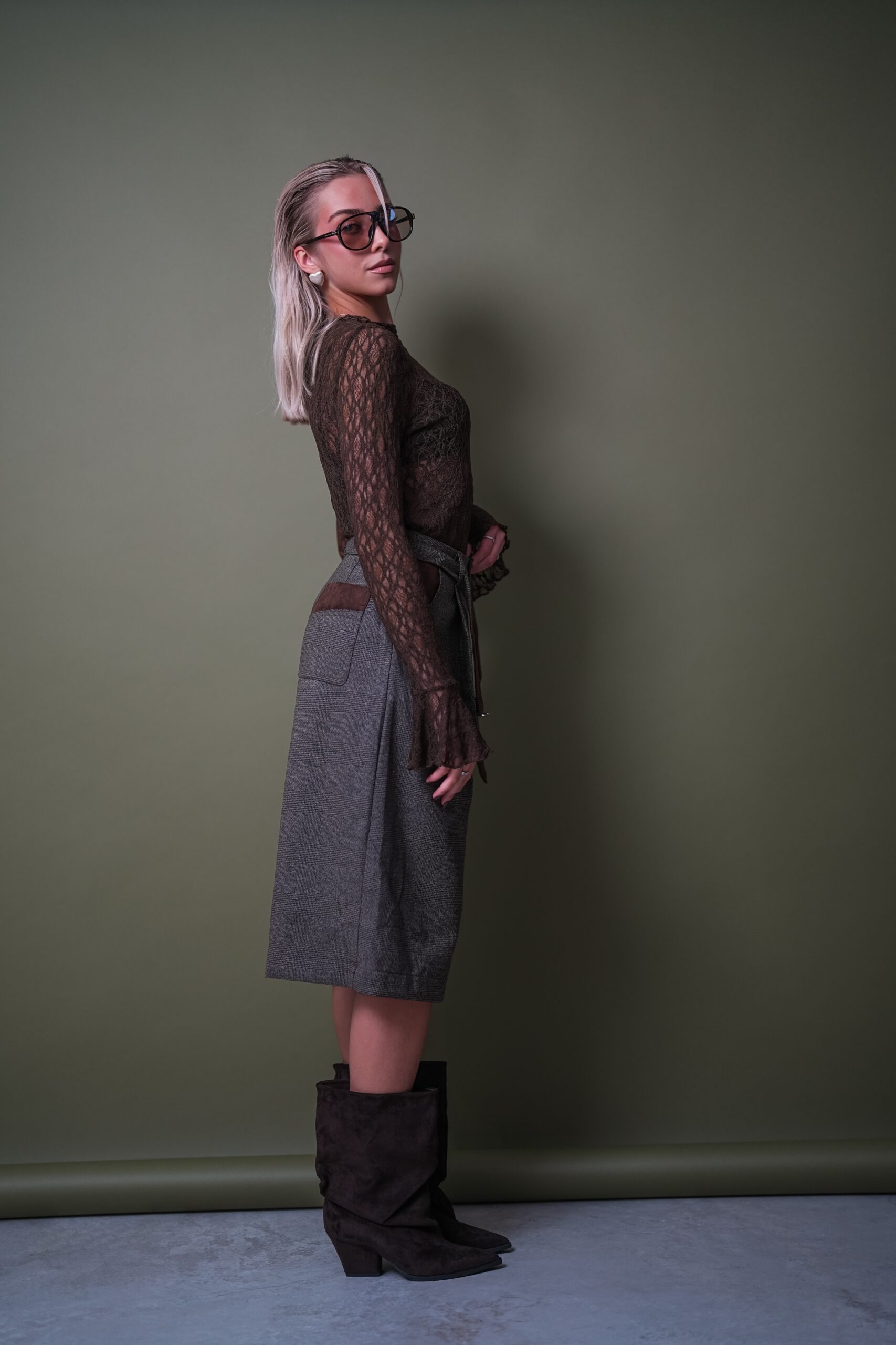 Ażurowa Bluzka z Siatki z Falbankami przy Mankiecie Lace Mesh Czekoladowa - obrazek 3