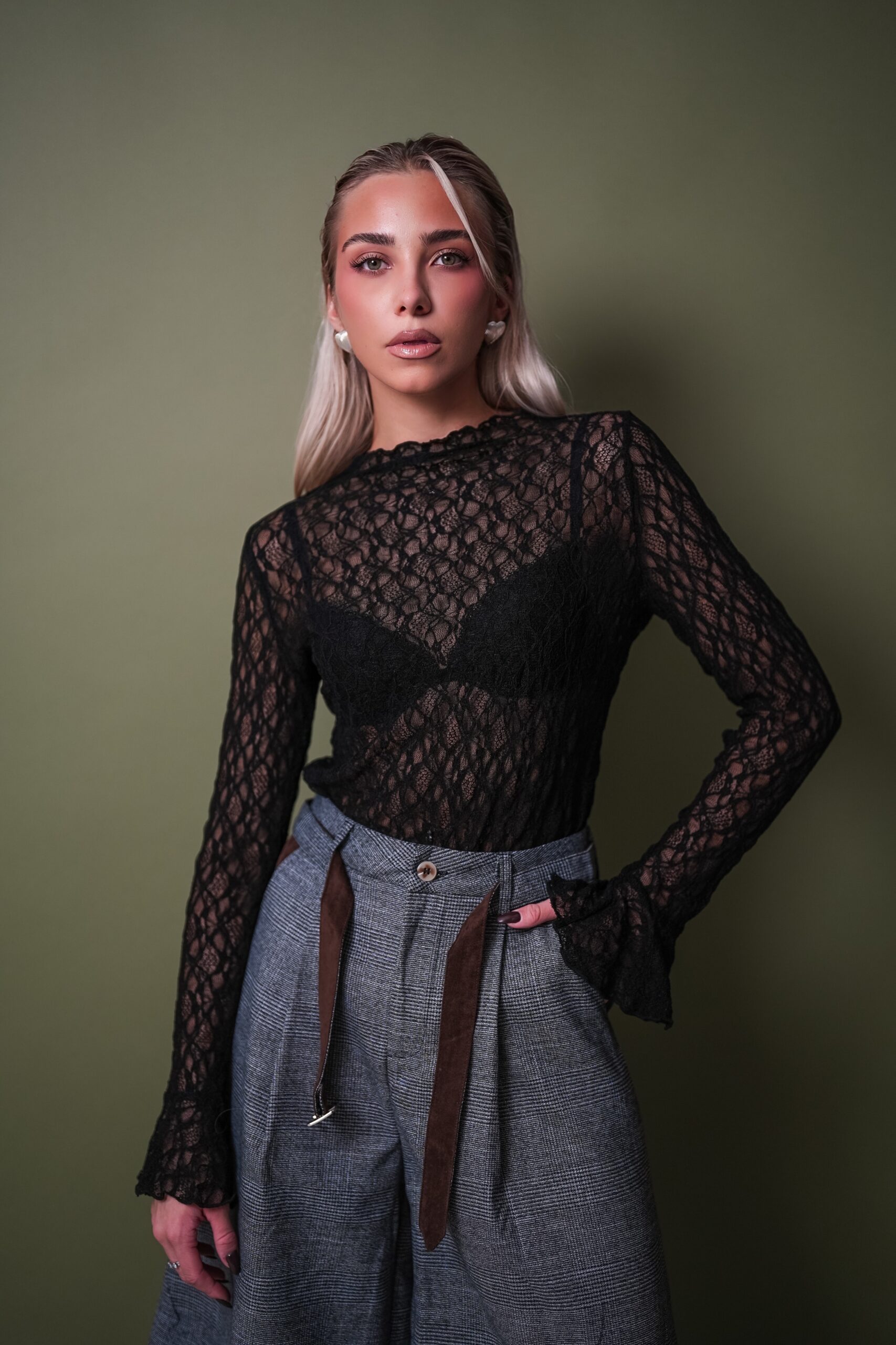 Ażurowa Bluzka z Siatki z Falbankami przy Mankiecie Lace Mesh Czarna