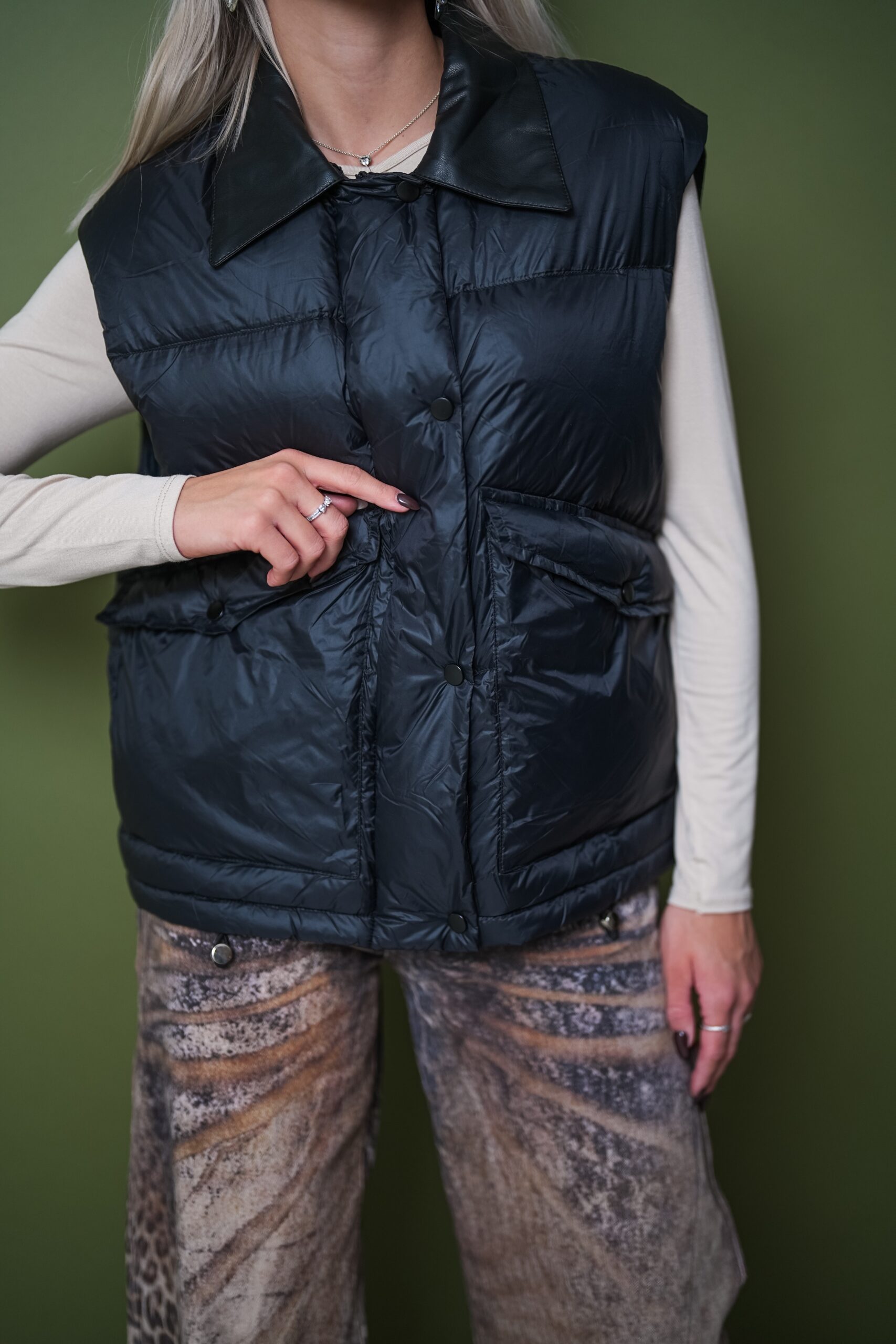 Puchowa Kamizelka z Skórzanym Kołnierzykiem Leather Collar Puff Czarna - obrazek 2